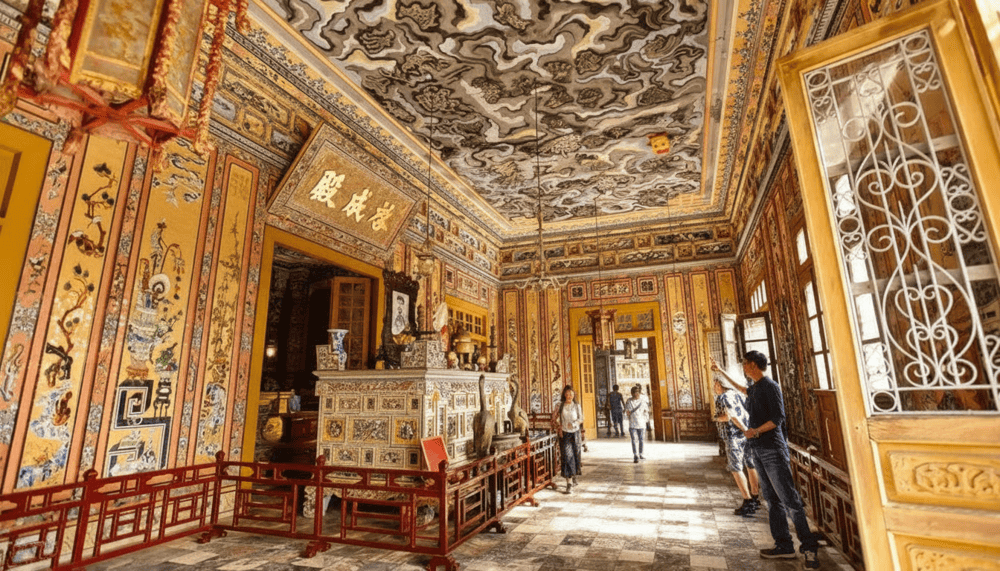 Du kh&aacute;ch n&ecirc;n giữ y&ecirc;n tĩnh v&agrave; tuyệt đối kh&ocirc;ng chạm v&agrave;o hiện vật v&igrave; đ&acirc;y l&agrave; khu vực thi&ecirc;ng li&ecirc;ng v&agrave; gi&agrave;u gi&aacute; trị nghệ thuật